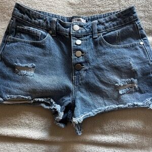 Medium light denim short,  Frayed hem, button closure